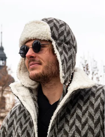 Мужская шерстяная шапка-ушанка. Из овечьей шерсти с геометрическим рисунком.