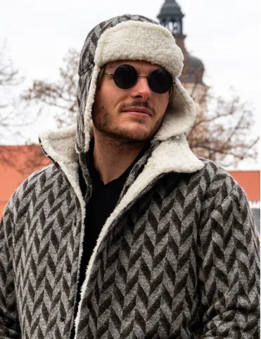 Мужская шерстяная шапка-ушанка. Из овечьей шерсти с геометрическим рисунком.