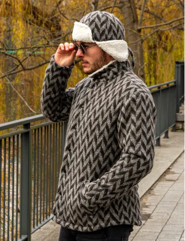 Мужская шерстяная шапка-ушанка. Из овечьей шерсти с геометрическим рисунком.