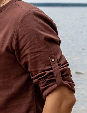 Linen shirt with long sleeves and decorative neckline, with leather lacing