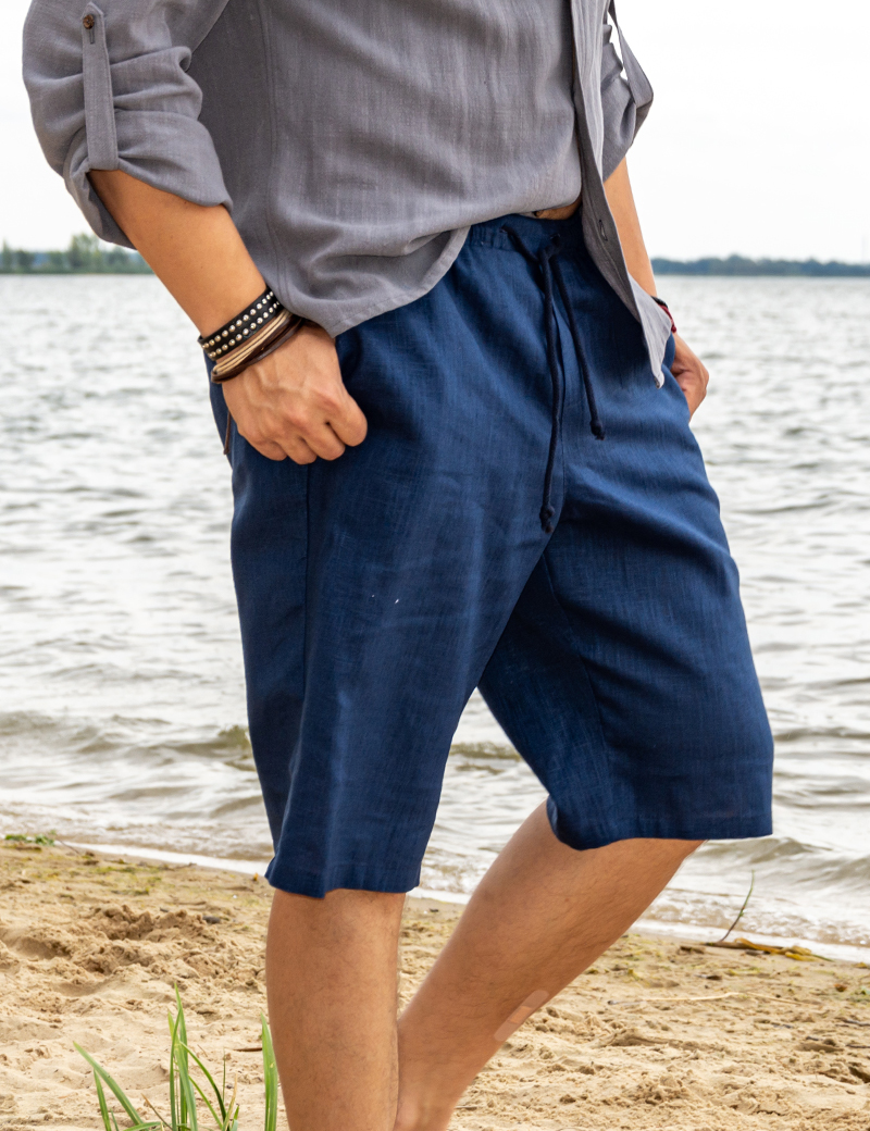 Sommerliche Leinenshorts für Herren. Klassisch