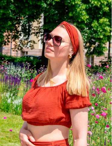 Blouse with open bottom