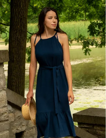 Muślinowa niebieska sukienka poniżej kolan z odkrytymi ramionami marki Lucille