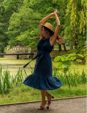 Muślinowa niebieska sukienka poniżej kolan z odkrytymi ramionami marki Lucille