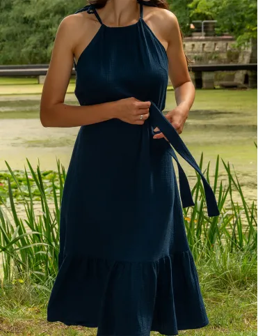 Muślinowa niebieska sukienka poniżej kolan z odkrytymi ramionami marki Lucille