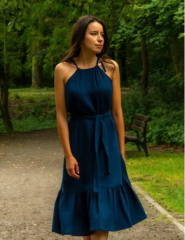 Muślinowa niebieska sukienka poniżej kolan z odkrytymi ramionami marki Lucille