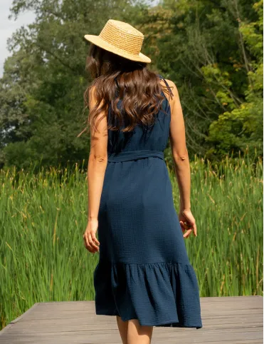 Muślinowa niebieska sukienka poniżej kolan z odkrytymi ramionami marki Lucille