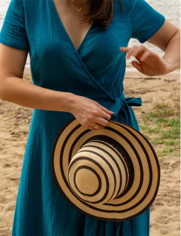 Blaues Musselin-Sommer-Maxikleid mit Rüschen im spanischen Carmen-Stil